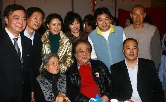 这张照片是北京电影学院78级表演班的一次同学聚会合影：后排我认出了表演艺术家陈
