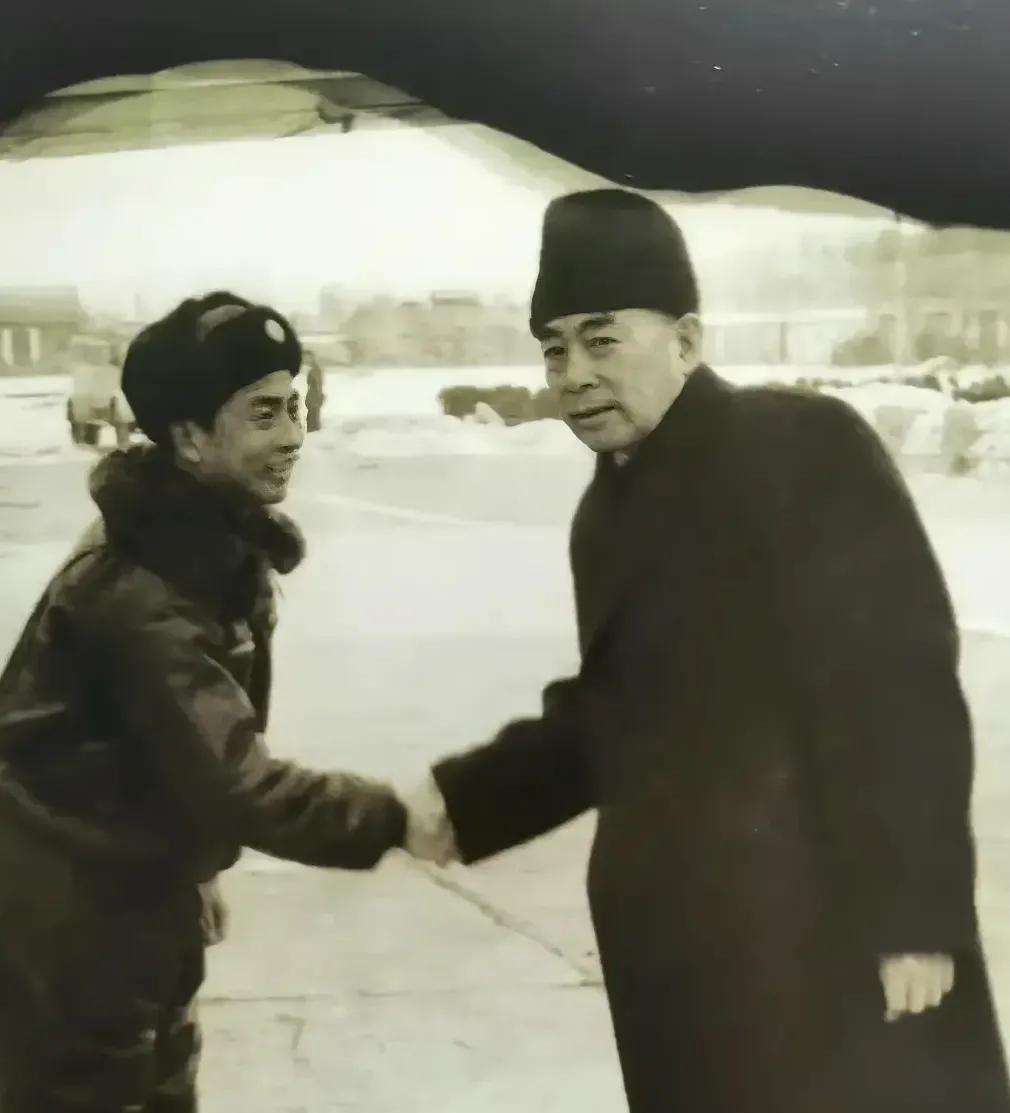 停机握手周总理每次乘飞机总是亲切地关怀着每一个同志。许多同志的