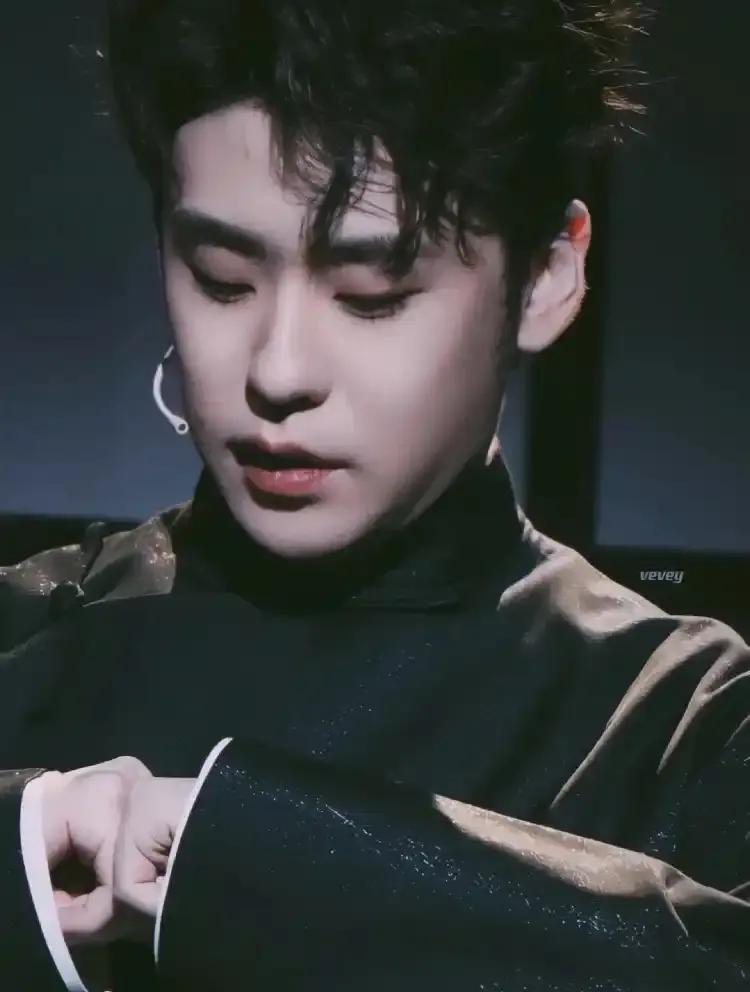 德云社在逃导演鹤飞喊话张云雷：想拍电影找我！师哥魅力太大，合作得摇号排队！?