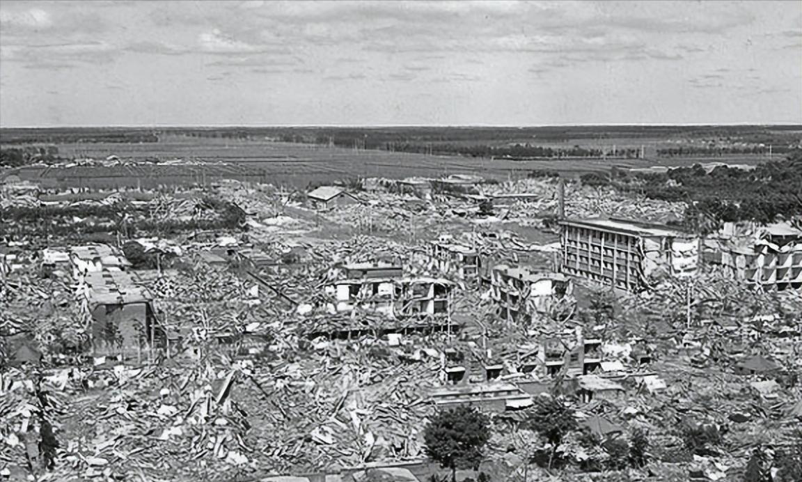 1976年7月28日凌晨，唐山发生7.8级强烈地震后，毛泽东主席当时重病卧床，批