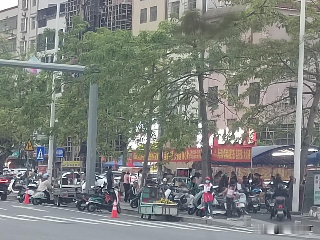 位于湛江市经开区乐山路的园中园酒店，自从今年初开始摆摊外销后，一发不可收拾，竟然