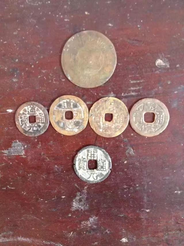 翻老家储物间挖出俩“宝贝”，懂行的朋友帮掌掌眼！今天收拾老家的储物间，在一