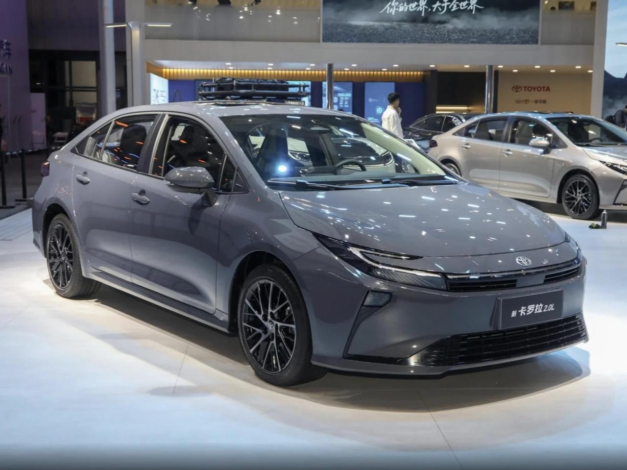 新款卡罗拉也是在广州车展上亮相了，可以看出来和最近的丰田换代风格相似，整体的变化