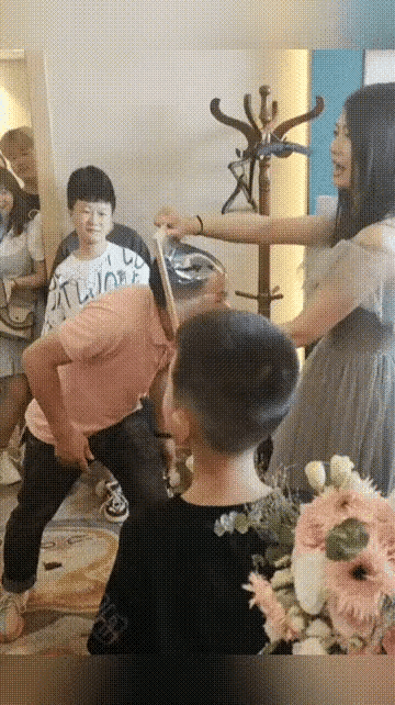 为了让兄弟抱得美人归，这哥们真是拼了老命了[赞][赞]