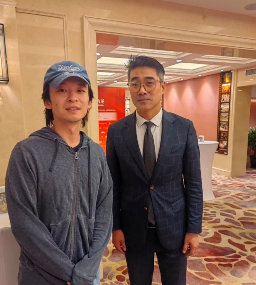 31岁董子健被偶遇，他看起来好沧桑，打扮太随意了，给人一种邋里邋遢的感觉。