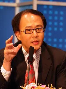 邱震海一针见血说出中美之间的“差距”，他说：“中国辛辛苦苦在14亿人中培养人才，