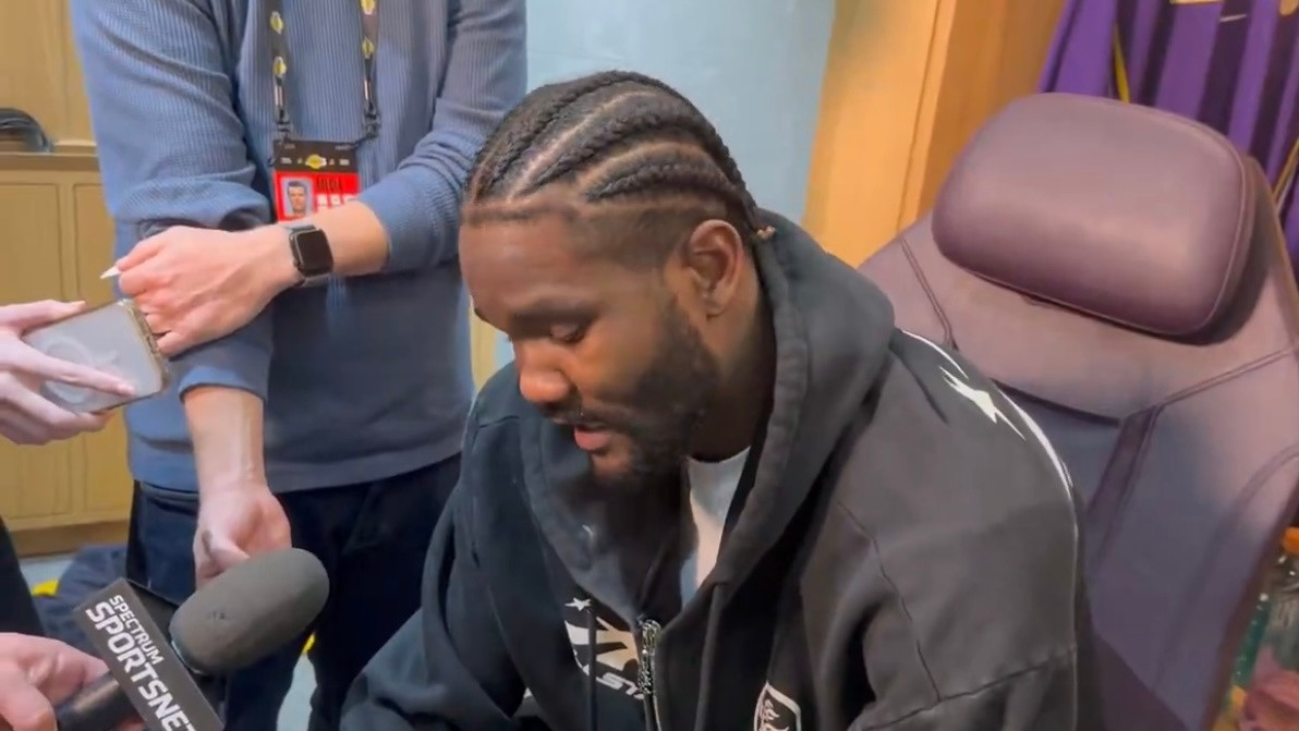 艾顿评价勒布朗回归湖人后为球队做出的调整：“这就是勒布朗。我认为真正的伟大能融入