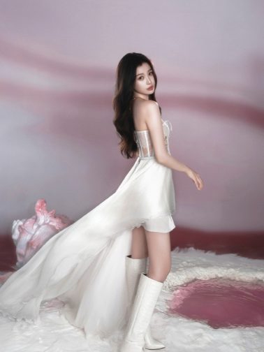 虞书欣白色抹胸裙写真美腿与曼妙身姿尽显