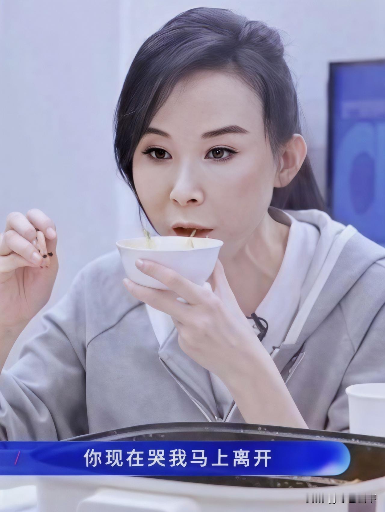 看似狠，其实是清醒。刚刚看到在《乘风2026》里，萧蔷看到队友安琦因为压力落泪