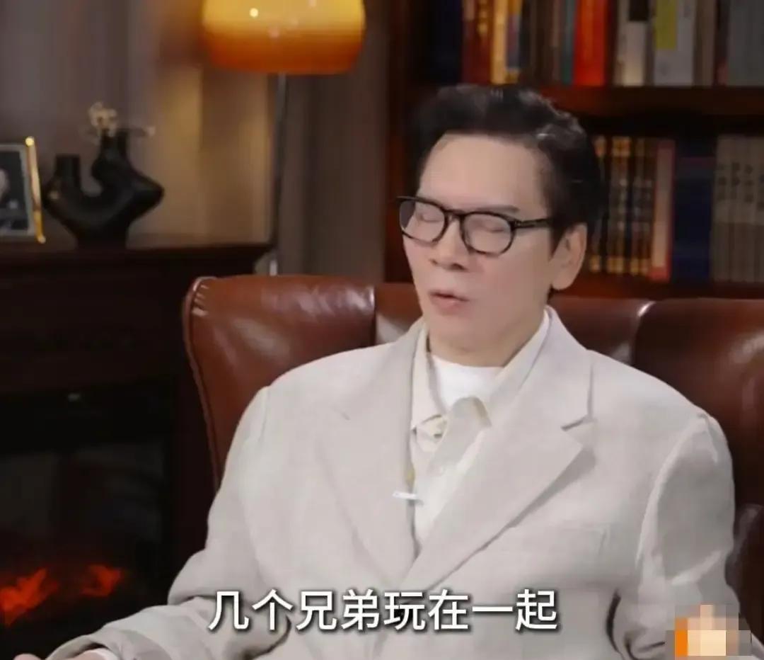 他不是没爹妈的孩子，却是最会“选爹”的男人。小时候不跟亲生大哥玩，