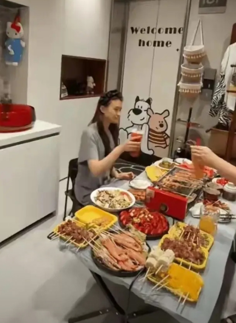 不怪外卖小哥一脸惊讶，这样的户型确实不错啊。