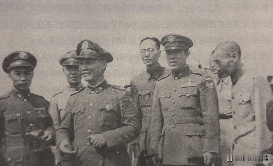 1947年9月，​陈诚到东北就任，​郑洞国将军与马占山将军等人一同迎接的场景。陈