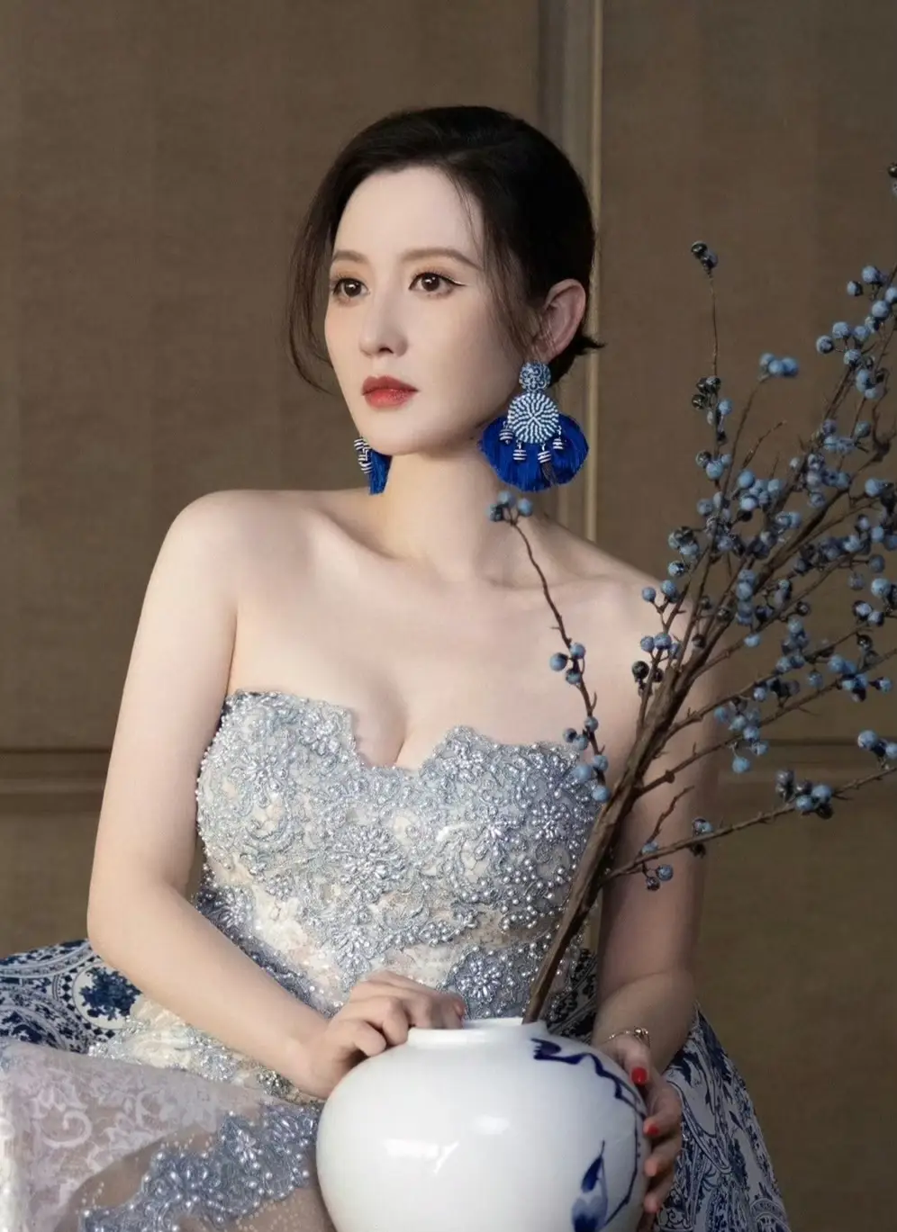 张萌这身材是真的好啊，凹凸有致、婀娜多姿，浑身上下散发着成熟女人特有的魅力。就