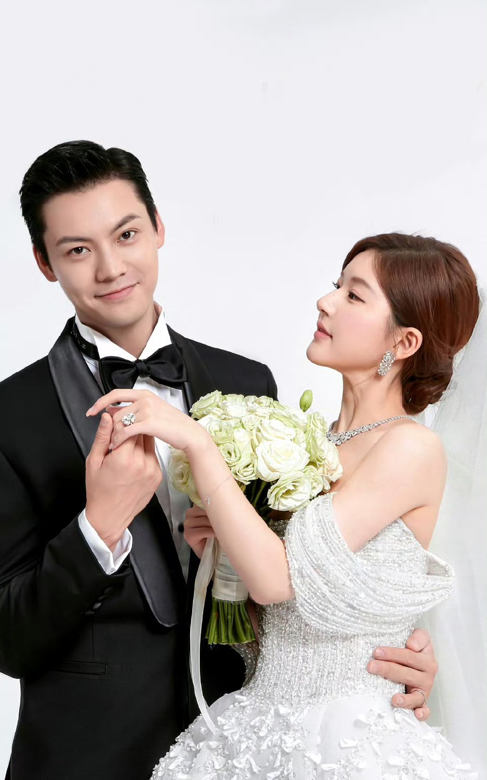 许我耀眼赵露思陈伟霆这组婚纱图真的出圈了完完全全就是露思伟霆本人啊啊啊啊啊[期待