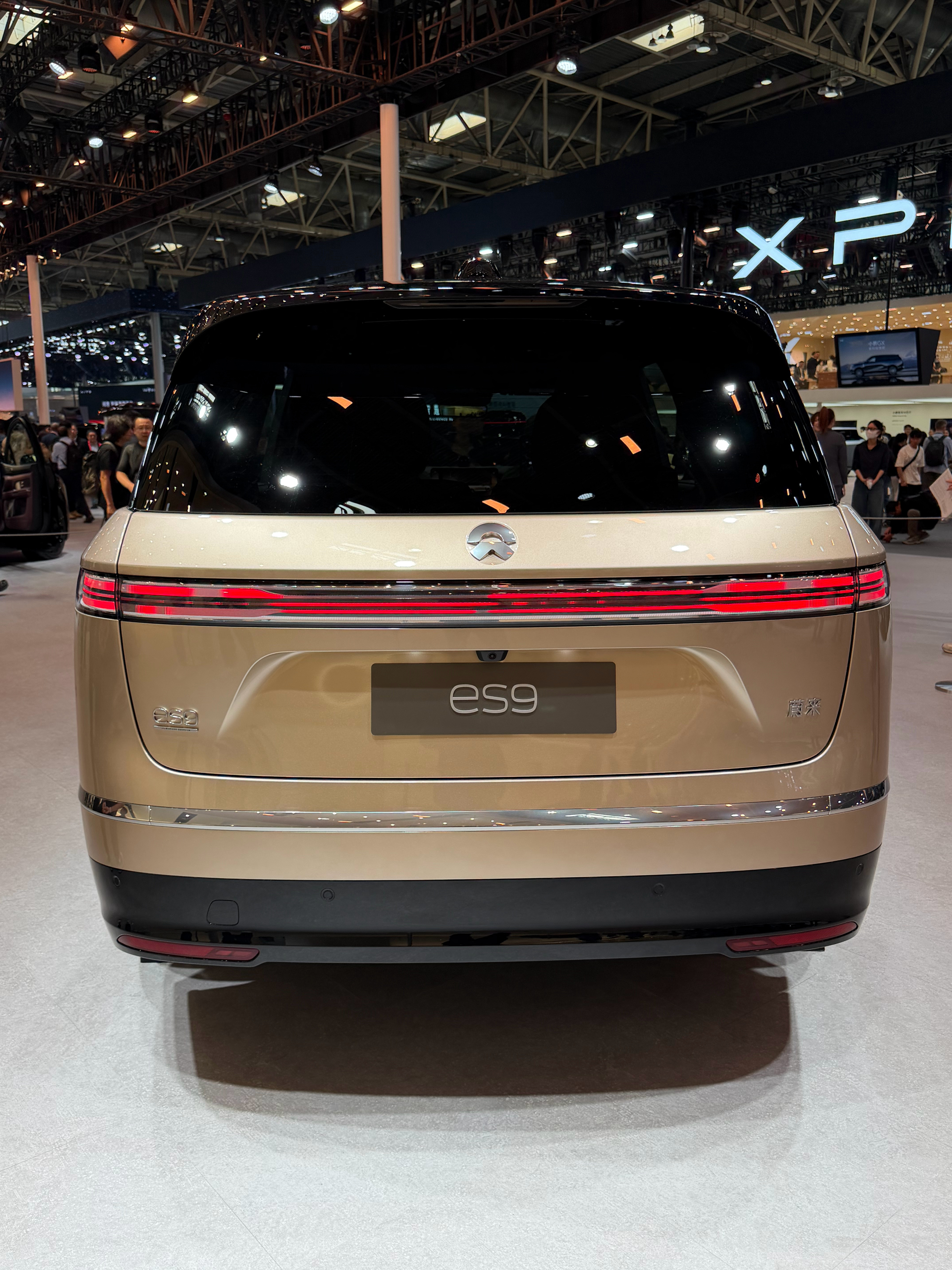 来看看一下蔚来的ES9。超级大但是要预约不能上去。只能远观内饰。那我还是去对面看