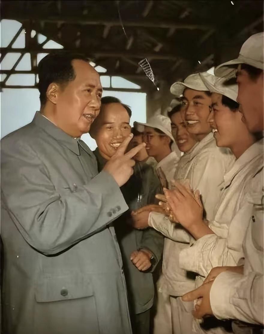 凡是拥护和尊敬毛主席的人都是好人，凡是反对和诋毁毛主席的人都是坏人。这一句朴素