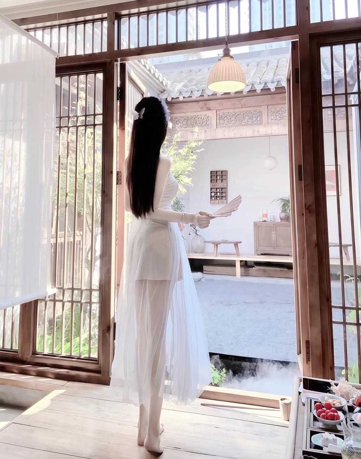 静谧庭院中，白衣女子轻舞，岁月静好。