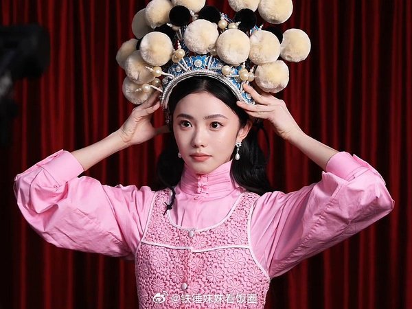 《归来》里的张慧雯一出场，瞬间戳中张艺谋的“文工团滤镜”——这审美，果然是刻在骨