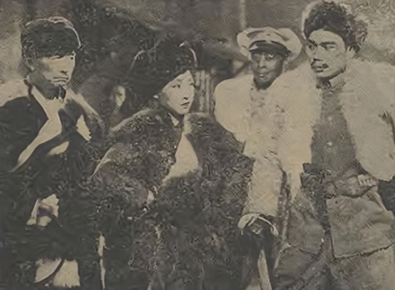 1925年，24岁的张素贞准备接客，正要开始宽衣解带时，一把枪抵在她的头上。客人