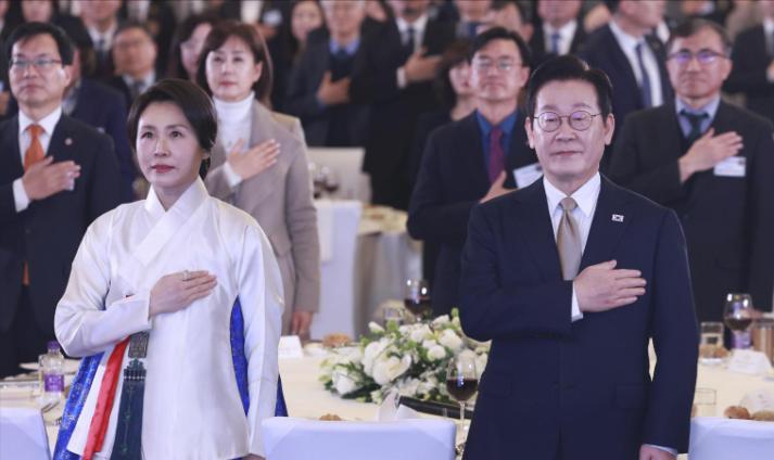 李在明这次带队访华，阵仗确实大得惊人。三星、SK、现代汽车这些韩国经济的顶梁