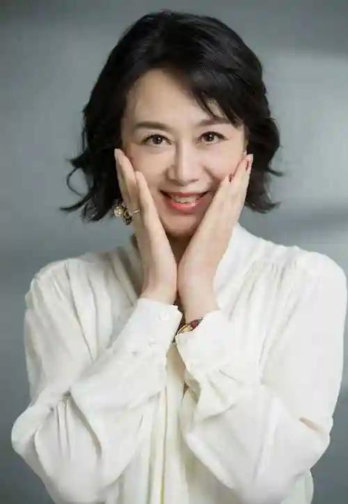 66岁影后抱俩娃买菜火了：晚20年当妈，我终于活成了自己的光30岁吴玉芳和前