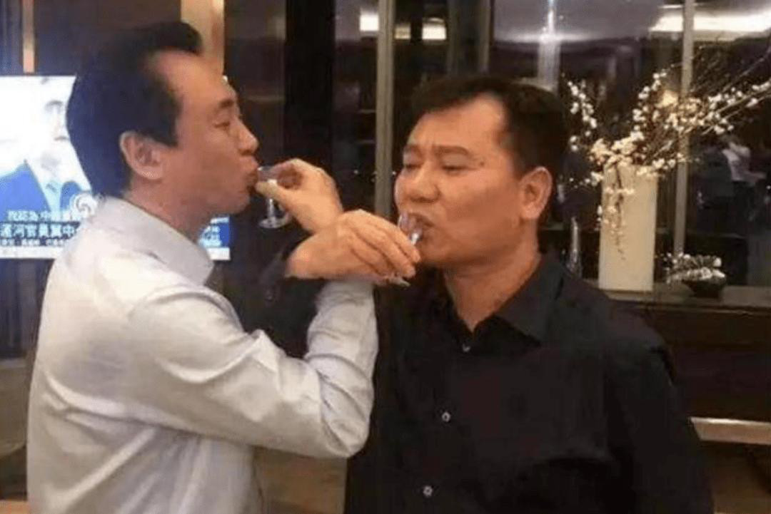 看来交杯酒是不能随便喝的，这是SK海力士社长在和英伟达高管在韩国喝交杯酒，上一次