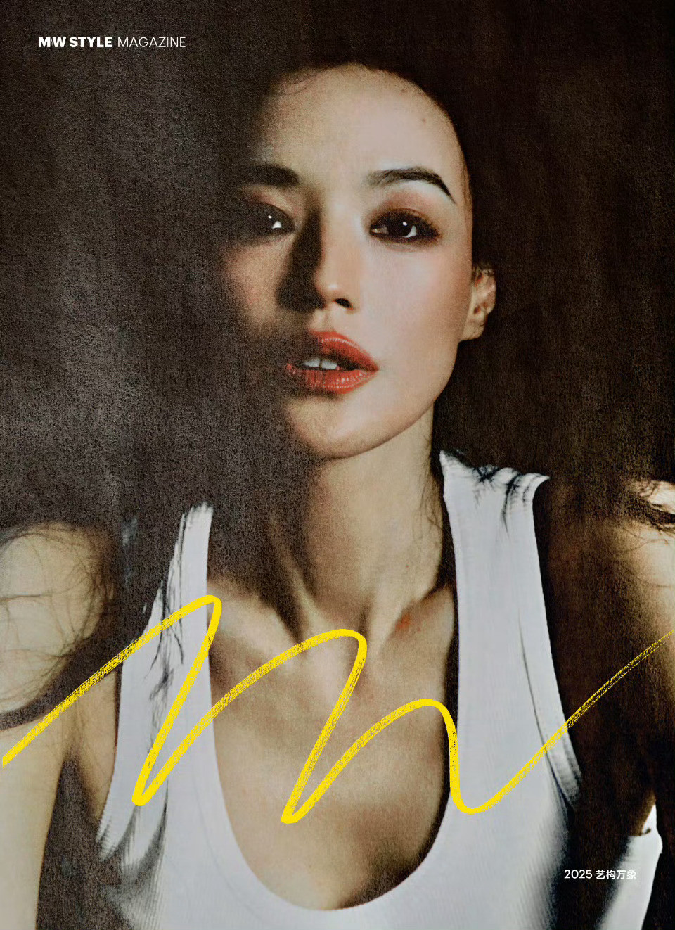 舒淇出镜周末画报秋冬特刊封面，以导演身份携手老牌周刊输出一组高质量视觉之作，不用