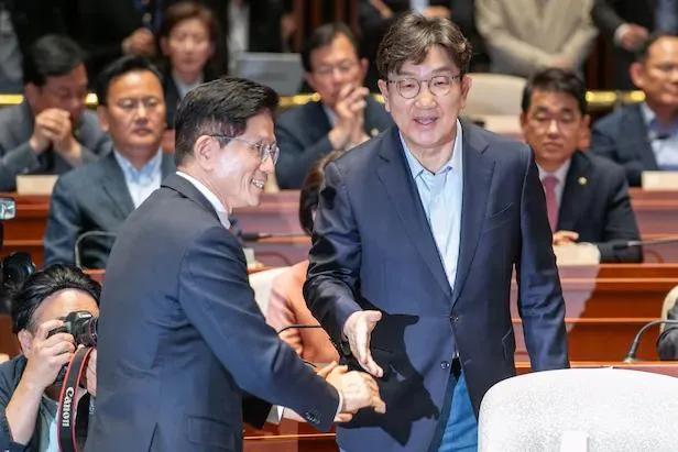 果然，金文洙不仅没有“降罪”于以“胃”相逼的权性东，反而驳斥让权性东辞职的声音