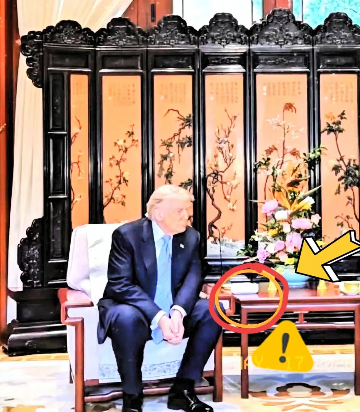 我反反复复回看了这段视频画面，看得特别清楚。特朗普那边的桌子上，确实没有摆放茶杯