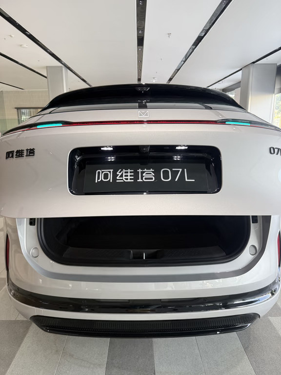 阿维塔07L大五座SUV✨碟翼前脸搭配流畅溜背，颜值一眼心动全系标配华为乾崑智驾，896线激光雷达8