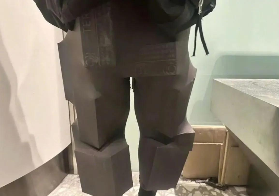 这货夹带私货，穿成这样闯海关，你这是侮辱谁呢？真不把海关当回事！