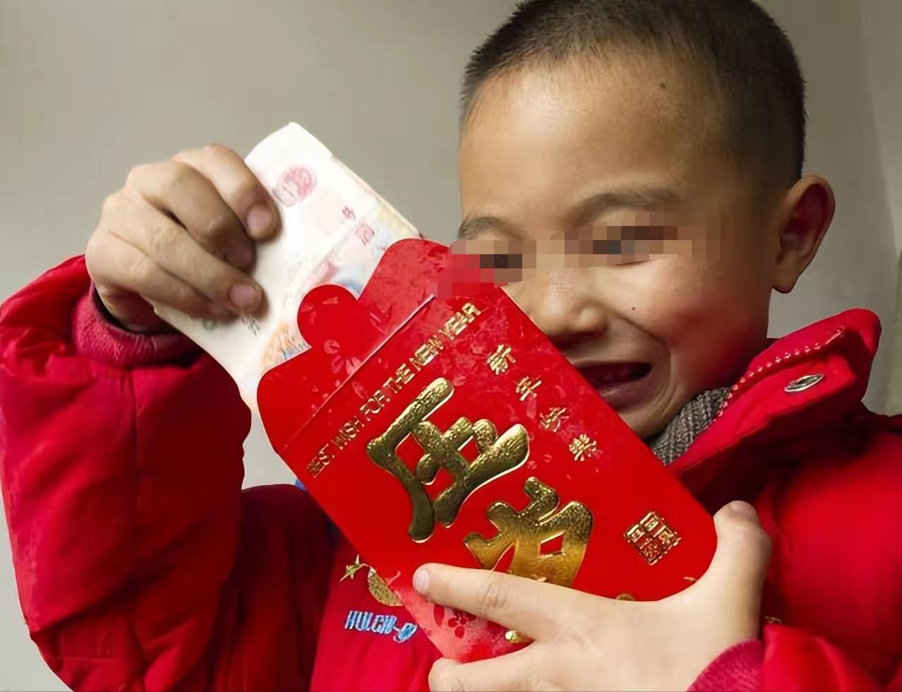 “都是压岁钱惹得祸！”一女子带着4个孙子，去给哥哥拜年挣压岁钱，哥哥给她孙子每人