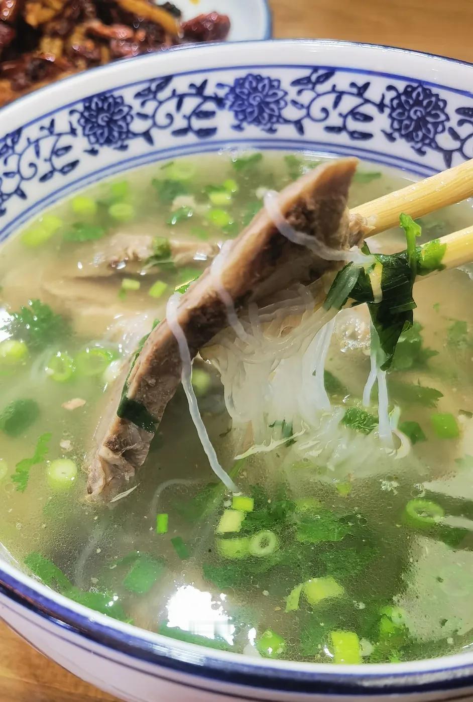 来西安一定要品尝一下“水盆羊肉”！在西安吃水盆羊肉，我觉得这不仅仅是品尝一道