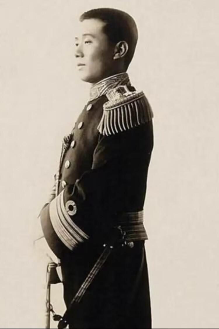 1927年4月4日，持有张宗昌手谕的褚玉璞用电话召毕庶澄到省城商谈军事，毕庶澄没