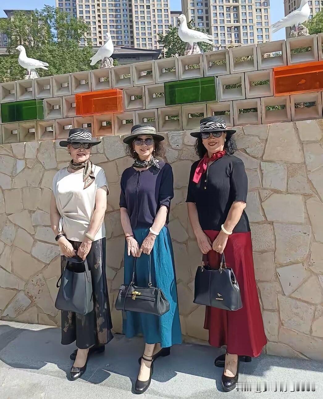 这一看都是些体制内退休的大妈们，她们到底是什么级别的？穿搭这么有气质，简约又好看