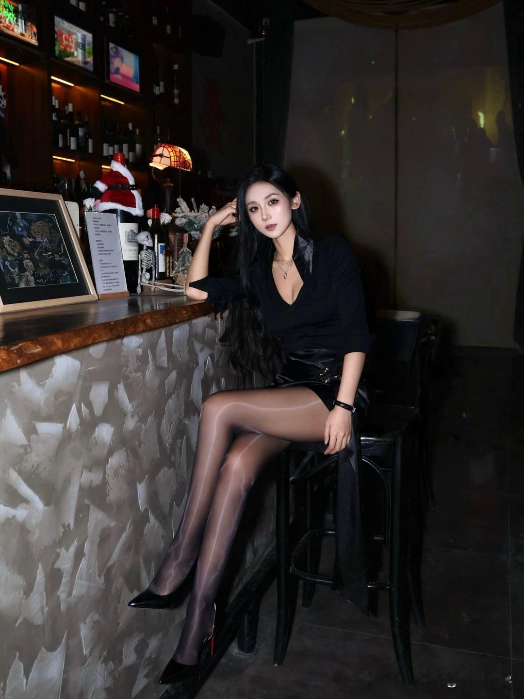 哇，“黑衣美人倚栏坐，酒香飘溢夜如墨”这场景想想就绝美。夜幕深沉如墨，一位身着