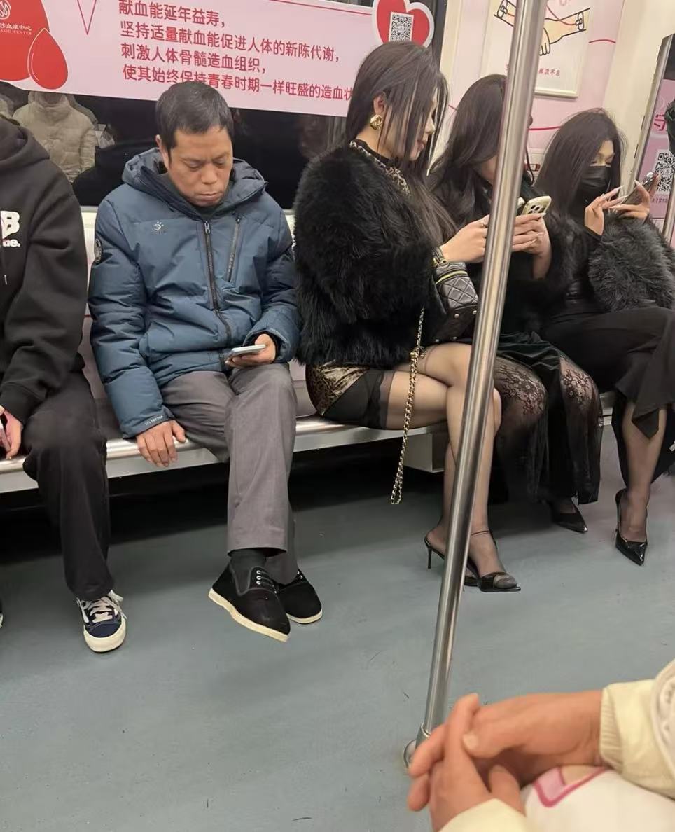 大爷战术性玩手机，很久没见过这场面了