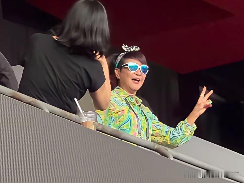 谢霆锋他妈狄波拉，真的越活越年轻！74岁的人了，跑来看儿子演唱会，打扮得又潮又精