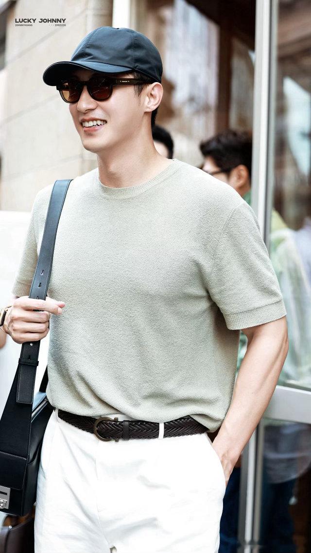 黄景瑜你是在养死士吗📸路人原相机直拍，状态松弛自然，认真签名，一举一动尽显真诚