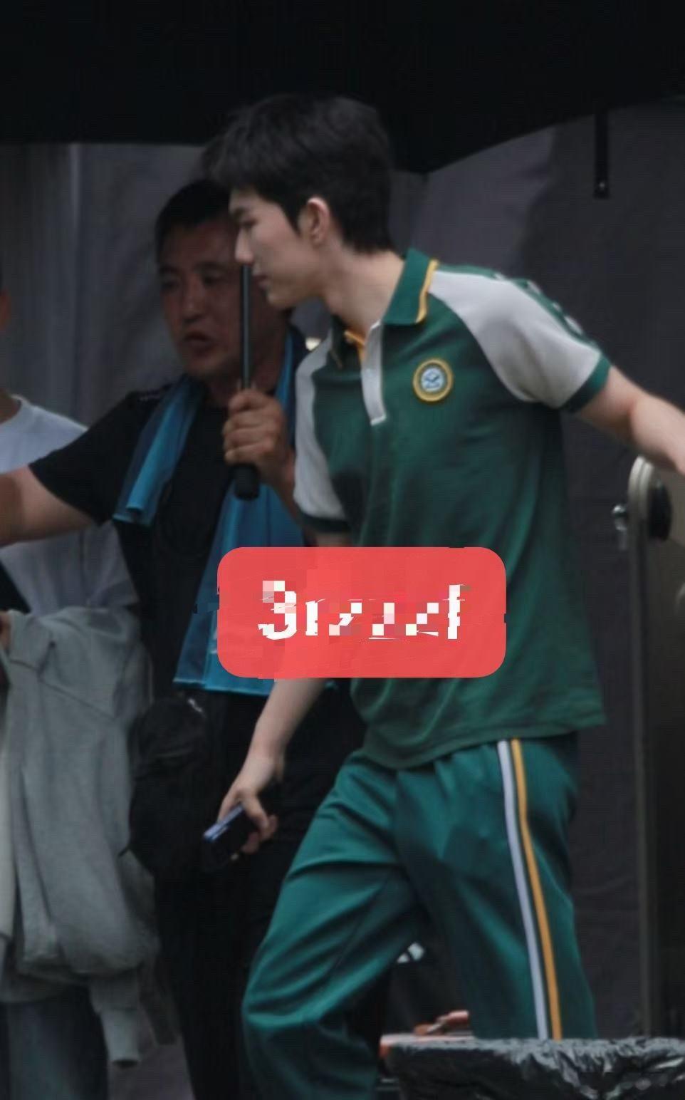 卧槽是校服吗这码数也太小了吧！！！
