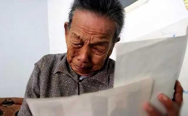 1945年，中国夫妇收养了一名4岁的日本弃婴，顶着辱骂，将其抚养长大，40年后弃