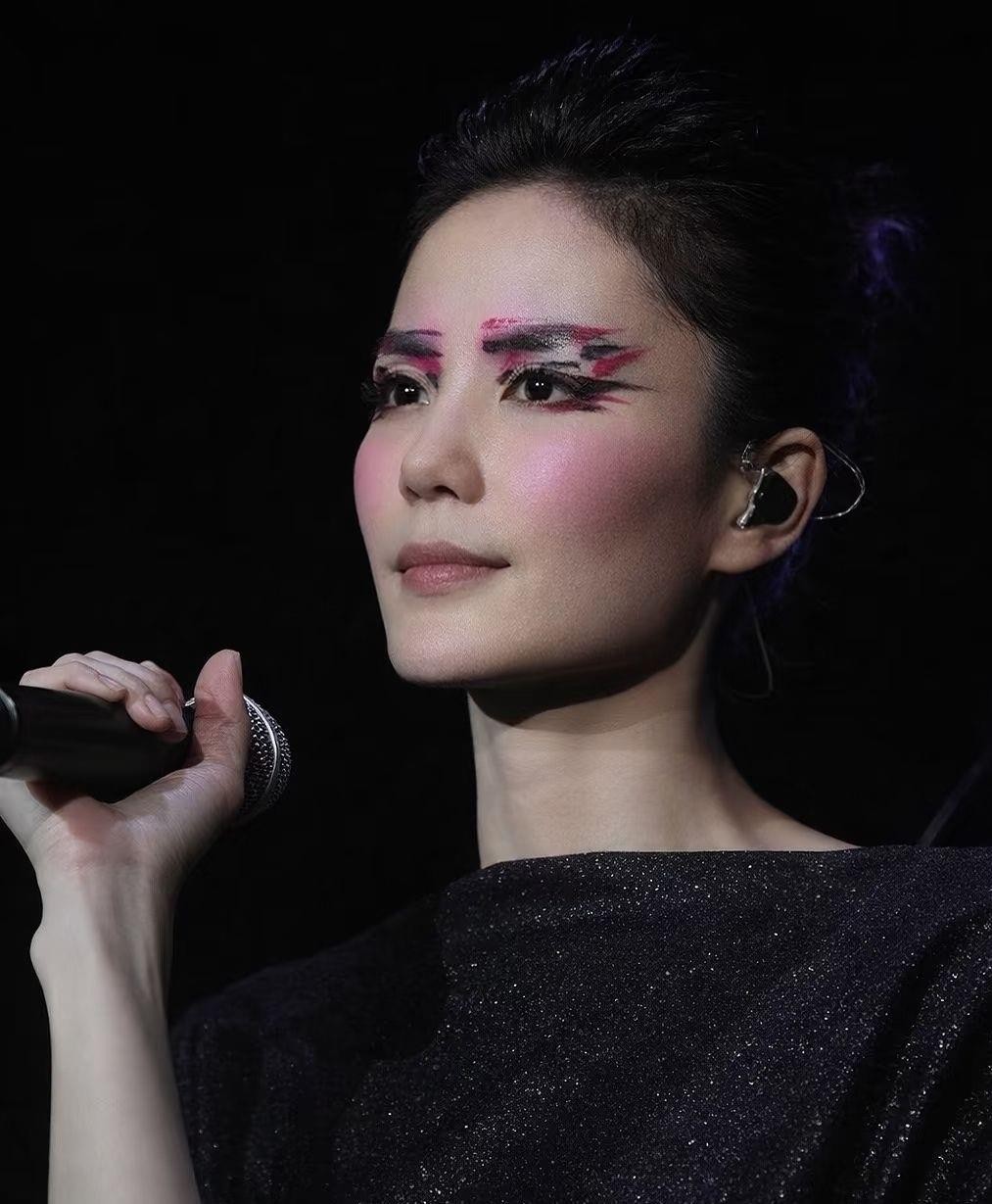 王菲经历两段婚姻，与窦唯、谢霆锋、李亚鹏的感情都曾轰动一时，却几乎没人用难听的话评价她。当年她与窦唯
