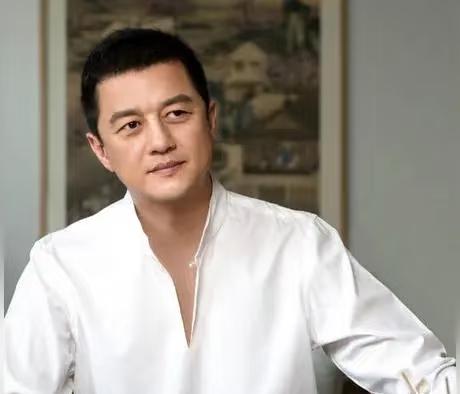 终于知道王菲当年为什么会爱上李亚鹏；不是因为李亚鹏长得帅；也不是因为李亚鹏有才