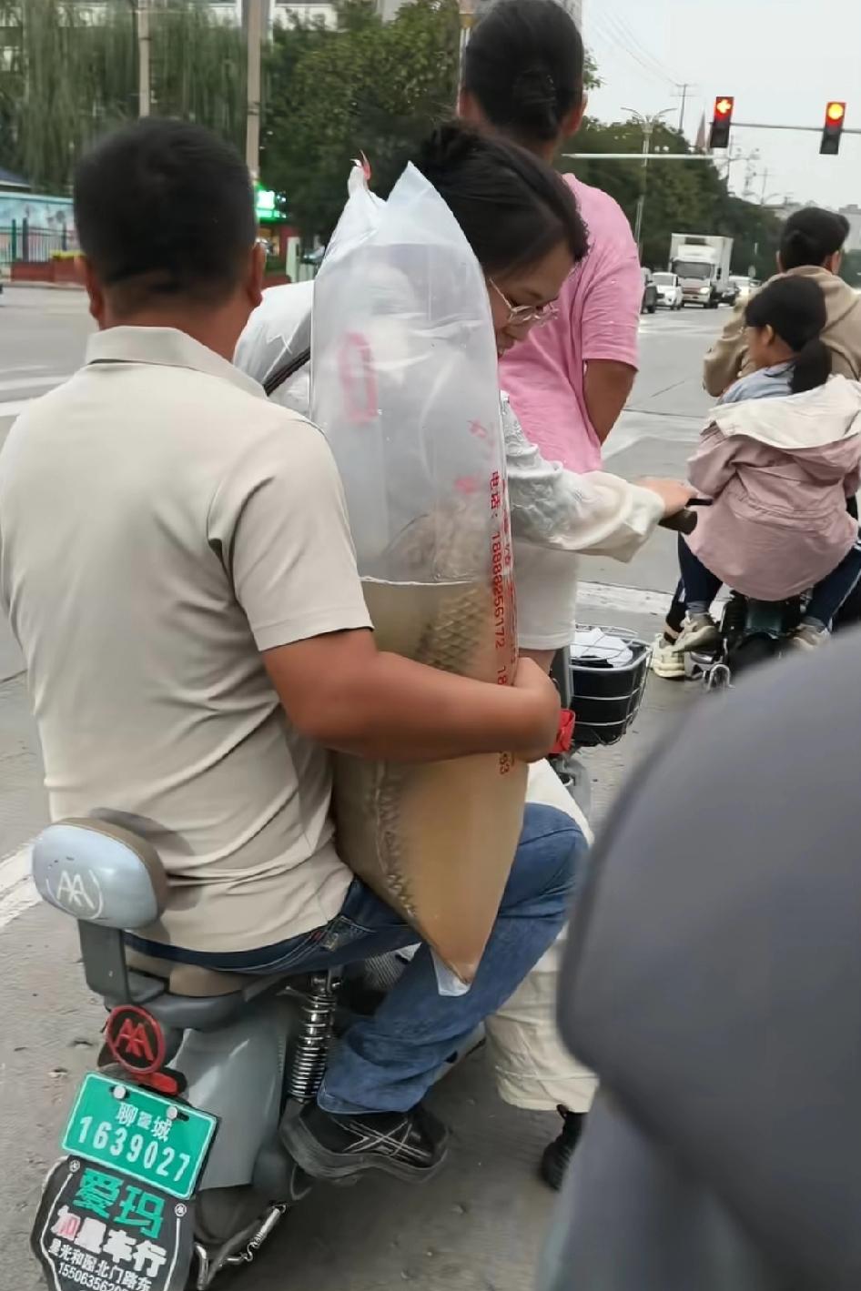 鱼:给老子点水喝，快渴死了！幸亏大哥鱼朝上拿，不然鱼淹死了嘿，朋友，抱归抱，空