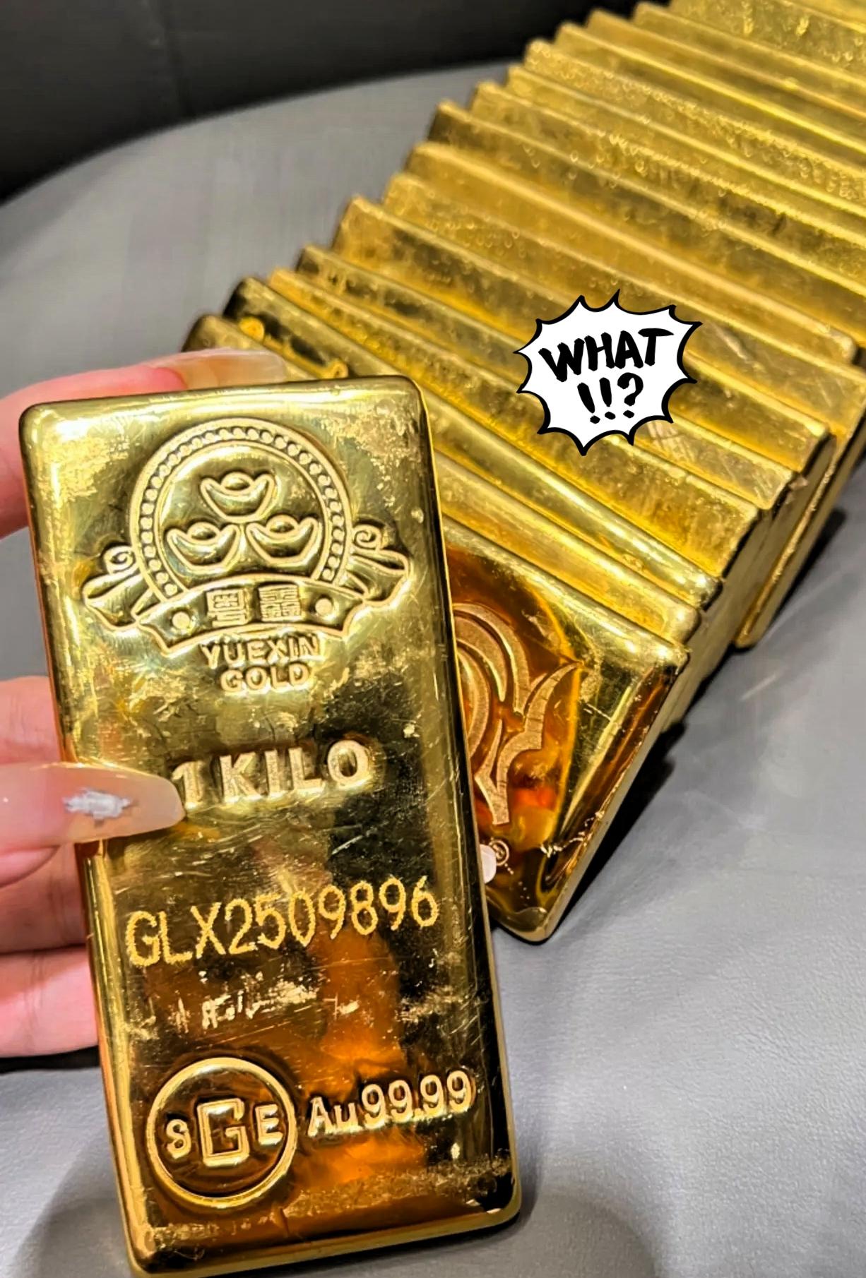 10月27日这黄金市场，简直乱成一锅粥！不是跌得多吓人，是疯抢的人太夸张，连学生