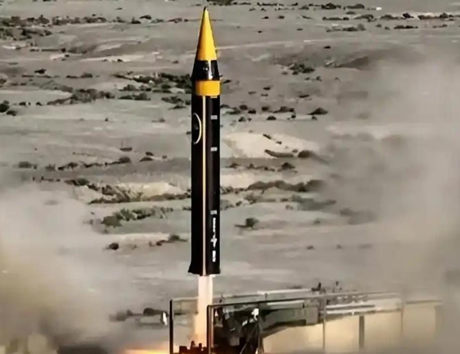 伊朗这次硬气了。面对以色列的袭击，第一时间没有选择升旗，而是选择了导弹回击。