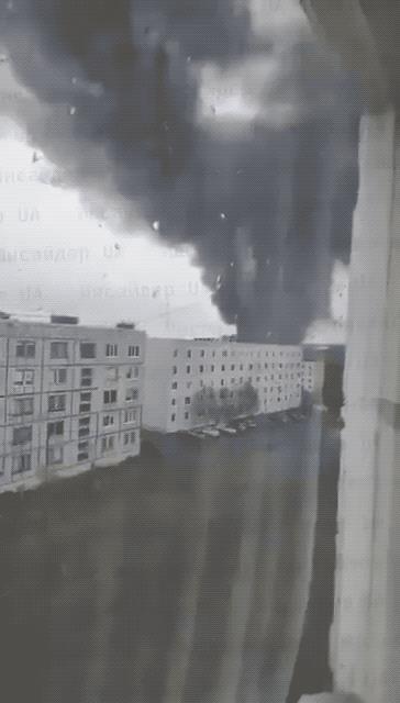 这下真出大事了！乌克兰袭击俄罗斯核潜艇基地：现场浓烟几百米高！6月1日，乌克兰除