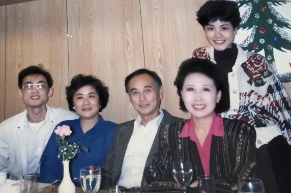 1993年，王菲和哥哥王弋、母亲夏桂影、父亲王佑林、姑姑王兆玲，一张罕见的留影，