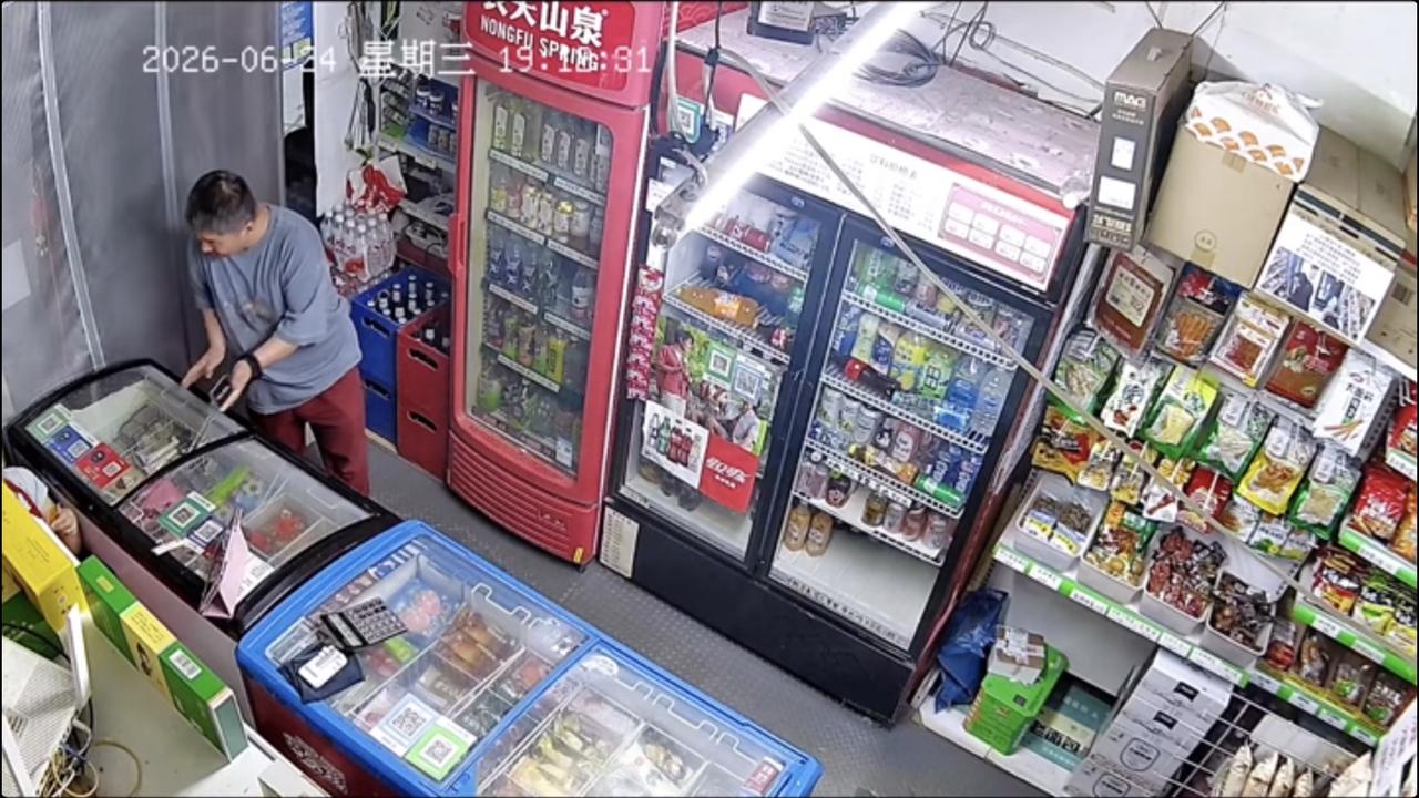 近日辽宁抚顺，一位大哥手机没有电了，于是就去到一家商店里，跟老板娘说，能否给他手