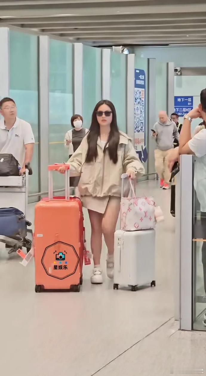 王诗龄被宠成公主，活脱脱李湘翻版。无经济压力时，养娃趣味十足，她吃过的苦，或许就